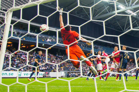 s målvakt Oscar Linnér släpper in 0-1 på nick av Bragas