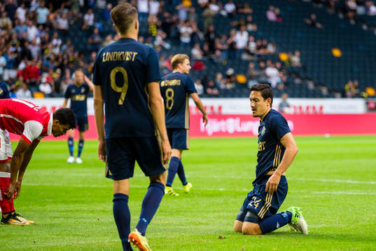 s Stefan Ishizaki står på knä i gräset