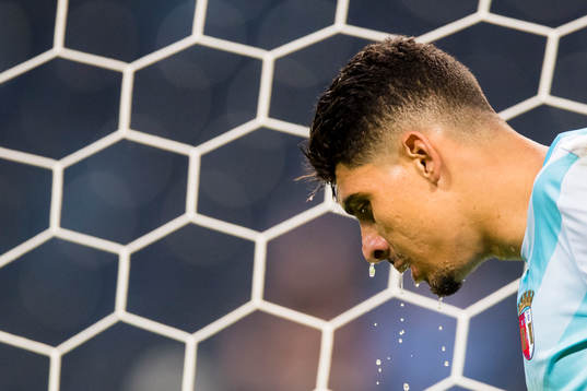 Bragas målvakt Matheus Lima Magalhaes med vatten rinnande