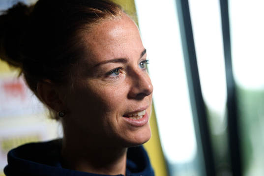 Lotta Schelin blir intervjuad på en pressträff med det