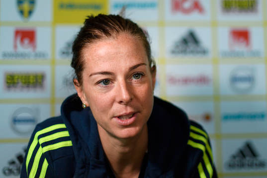 Lotta Schelin blir intervjuad på en pressträff med det