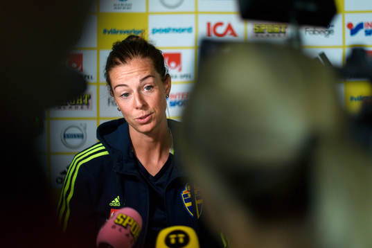 Lotta Schelin blir intervjuad på en pressträff med det