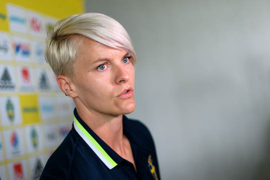 Nilla Fischer blir intervjuad på en pressträff med det
