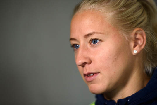 Julia Spetsmark blir intervjuad på en pressträff med det