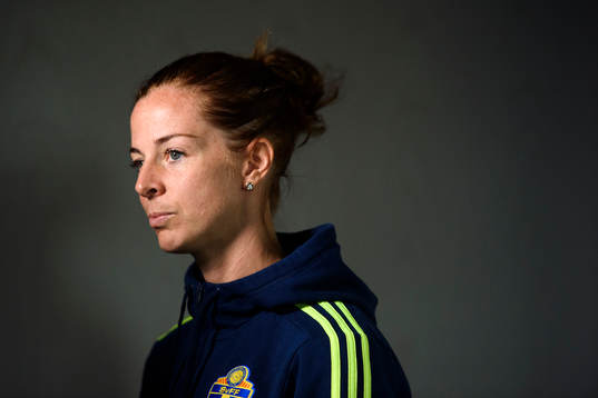 Lotta Schelin blir intervjuad på en pressträff med det