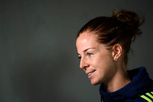 Lotta Schelin blir intervjuad på en pressträff med det