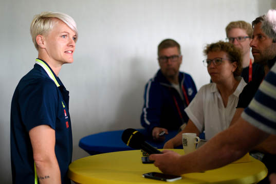 Nilla Fischer blir intervjuad på en pressträff med det
