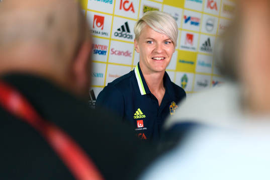 Nilla Fischer blir intervjuad på en pressträff med det