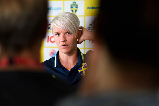 Nilla Fischer blir intervjuad på en pressträff med det