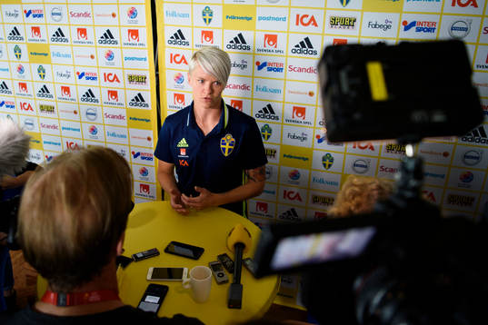 Nilla Fischer blir intervjuad på en pressträff med det