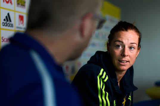 Lotta Schelin blir intervjuad på en pressträff med det