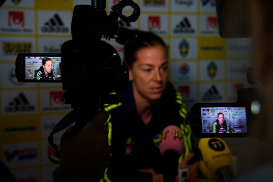 Lotta Schelin blir intervjuad på en pressträff med det