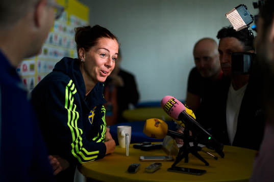 Lotta Schelin blir intervjuad på en pressträff med det