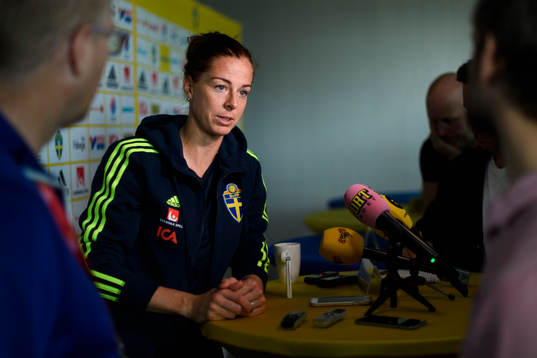 Lotta Schelin blir intervjuad på en pressträff med det