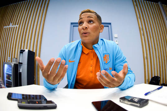 Shanice van de Sanden blir intervjuad på en pressträff