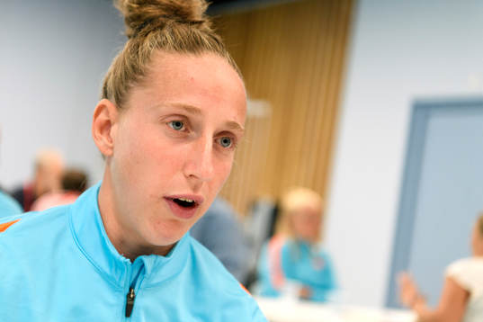 Målvakt Sari van Veenendaal blir intervjuad på en