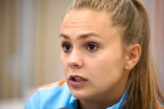 Lieke Martens blir intervjuad på en pressträff med det