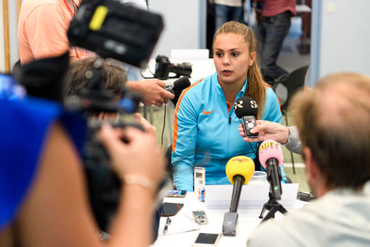 Lieke Martens blir intervjuad på en pressträff med det