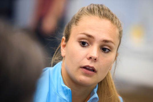 Lieke Martens blir intervjuad på en pressträff med det