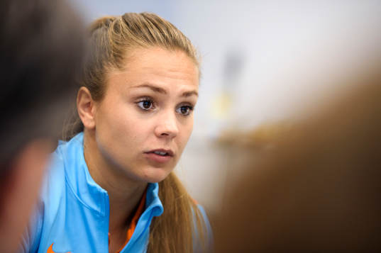 Lieke Martens blir intervjuad på en pressträff med det
