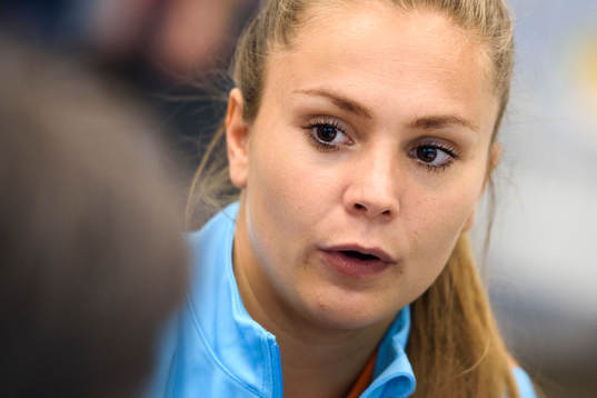 Lieke Martens blir intervjuad på en pressträff med det