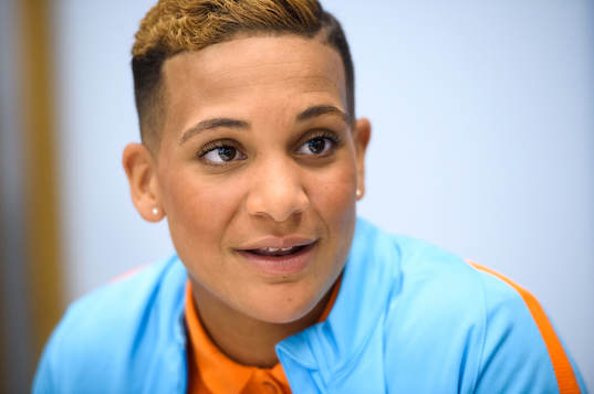 Shanice van de Sanden blir intervjuad på en pressträff