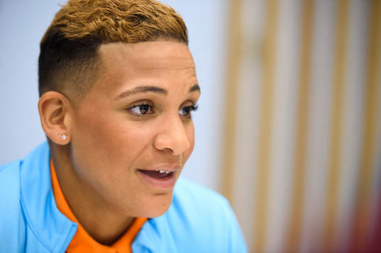 Shanice van de Sanden blir intervjuad på en pressträff