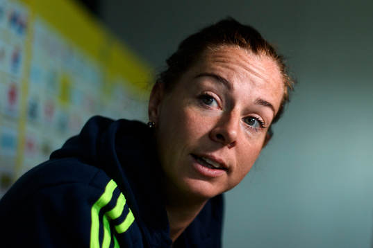 Lotta Schelin blir intervjuad på en pressträff med det