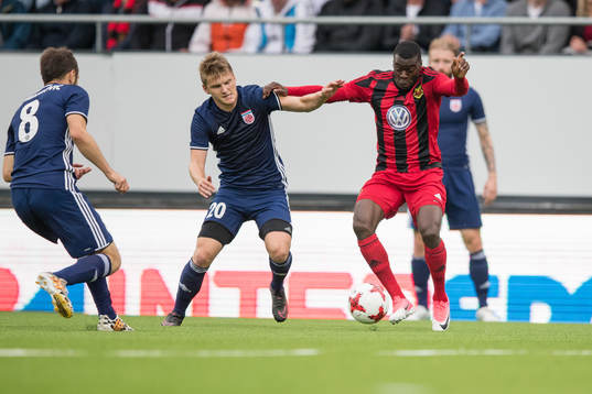 Östersunds Ken Sema mot FC Fola Esch Michel Bechtold
