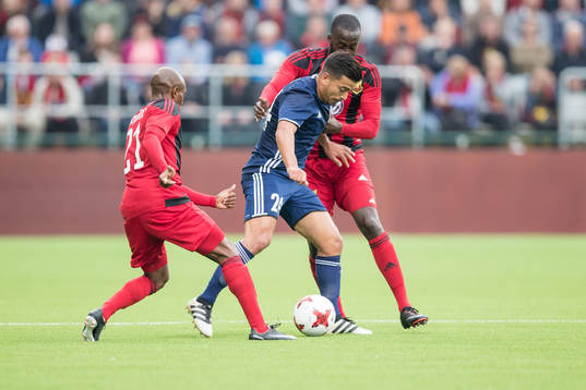 FC Fola Esch Mehdi Kirch mot Östersunds Fouad Bachirou och