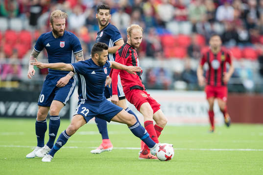 Östersunds Curtis Edwards mot FC Fola Esch Enis Saiti och