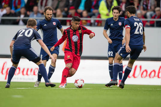 Östersunds Hosam Aiesh mot FC Fola Esch Michel Bechtold
