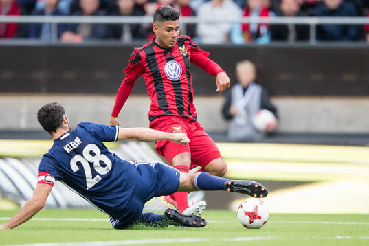 Östersunds Hosam Aiesh mot FC Fola Esch Julien Klein