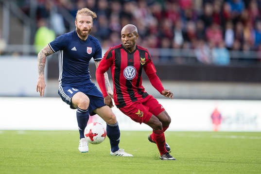 Östersunds Fouad Bachirou mot FC Fola Esch Jakob