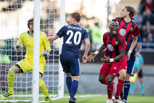 Östersunds Samuel Mensiro  deppar
