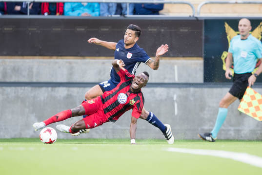 Östersunds Samuel Mensiro blir fälld av FC Fola Esch