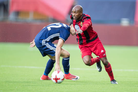 Östersunds Fouad Bachirou mot FC Fola Esch Enis Saiti