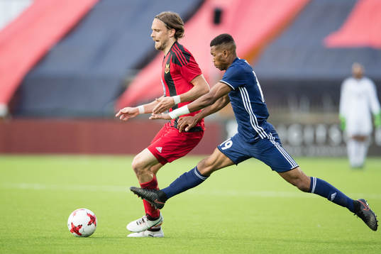 Östersunds Tom Pettersson mot FC Fola Esch Gerard Mersch