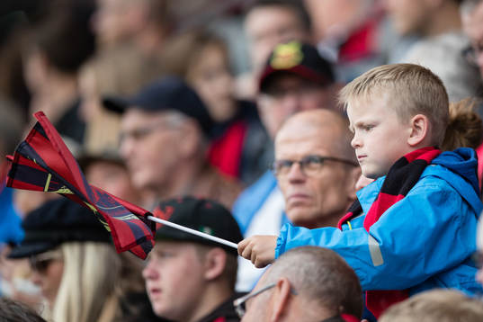ung Östersunds supporter viftar med en flagga