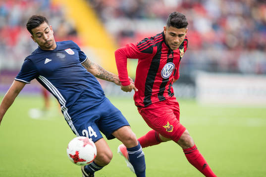 Östersunds Hosam Aiesh mot FC Fola Esch Mehdi Kirch
