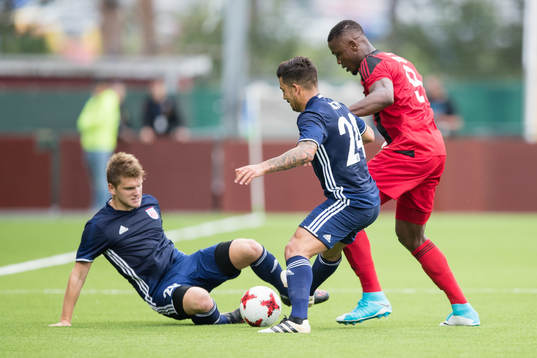 Östersunds Alhaji Gero mot FC Fola Esch Mehdi Kirch och