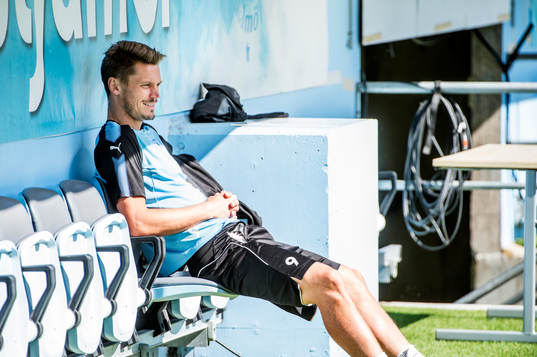 Markus Rosenberg på bänken innan Malmö FFs träning