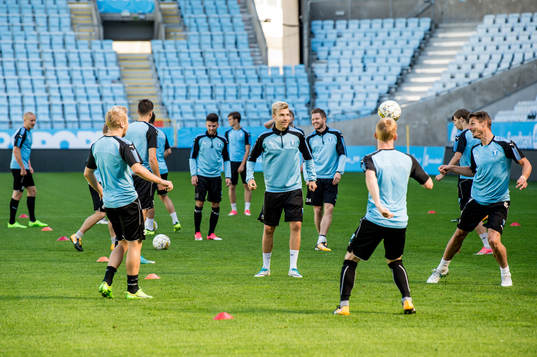 Rasmus Bengtsson och Markus Rosenberg bland lagkamraterna
