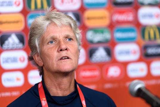 Förbundskapten Pia Sundhage på en presskonferens med det