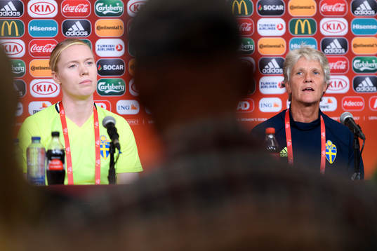 Målvakt Hedvig Lindahl och förbundskapten Pia Sundhage