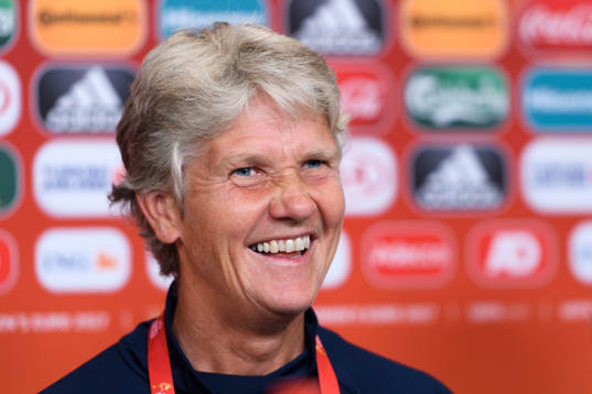 Förbundskapten Pia Sundhage på en presskonferens med det
