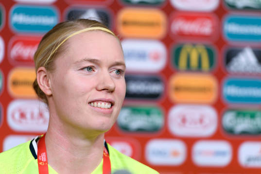 Målvakt Hedvig Lindahl på en presskonferens med det