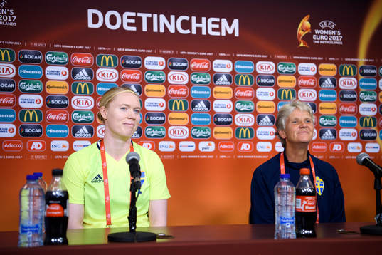 Målvakt Hedvig Lindahl och förbundskapten Pia Sundhage