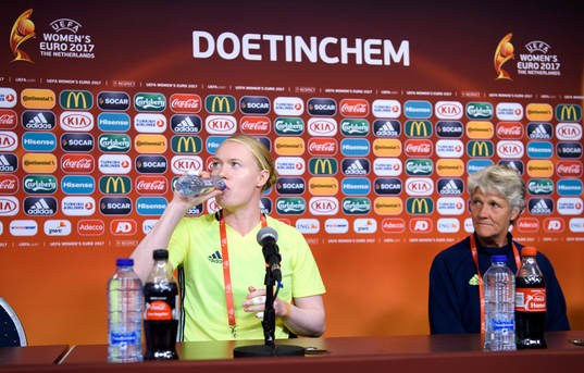 Målvakt Hedvig Lindahl och förbundskapten Pia Sundhage