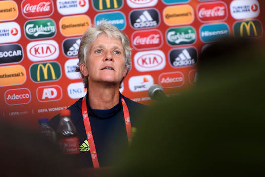 Förbundskapten Pia Sundhage på en presskonferens med det